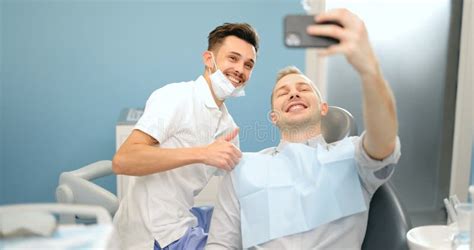 Patient Heureux Avec Un Dentiste Au Cabinet Dentaire Photo Stock