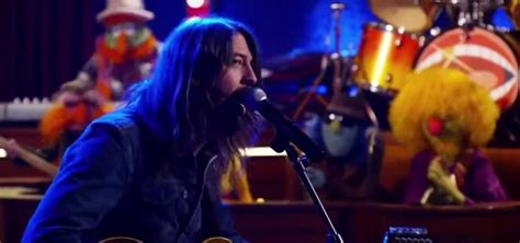 Watch Dave Grohl Muppets Band Rock Out To Learn To Fly Rolling Stone