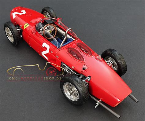 Eine spitz zulaufende schnauze mit ungewöhnlich geformten kühlluftöffnungen, die dem rennwagen bald den spitznamen sharknose (haifischnase) einbringt. CMC Ferrari Dino F1 sharknose, Phil Hill, Monza, model cars