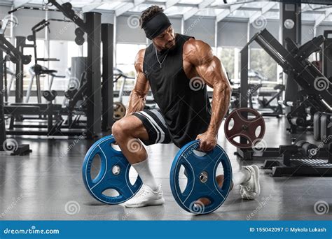 Exerc Cio Muscular Do Homem No Gym Homem Forte Que Mostra Os M Sculos Imagem De Stock Imagem
