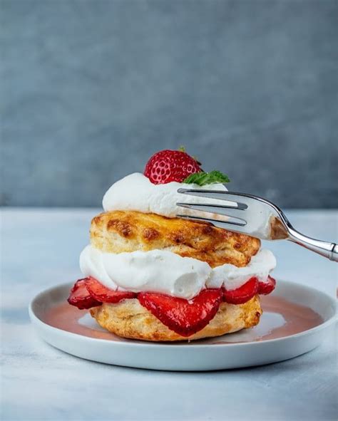 Apr 28, 2018 · it did get me thinking to use biscuits of my choice in the base. Buttermilk Biscuits with Strawberries and Whipped Cream | Recipe | Desserts, Holiday dessert ...