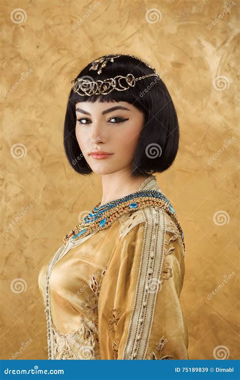 Mooie Vrouw Zoals Egyptische Koningin Cleopatra Met Seriusgezicht Op Gouden Achtergrond Stock