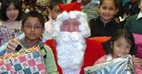 Ho Ho Hosanta Drops In To Wish Oldham Pupils A Merry Christmas