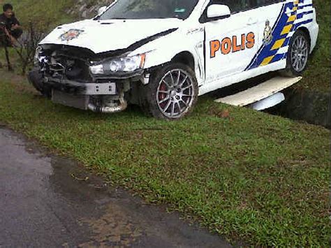 Selain itu, adegan ini juga memberi spotlight kepada kereta baharu mitsubishi evo 10 milik pdrm pada ketika itu. REZQEEN HILL: Kereta Polis DiRaja Malaysia Baru 2011
