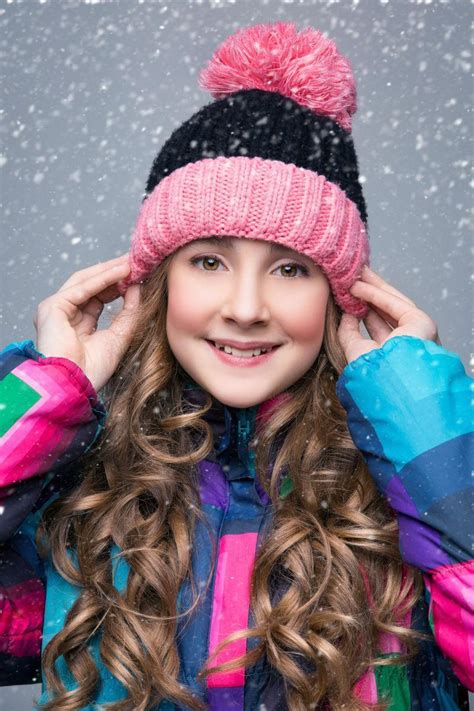 雪中戴着帽子的女孩图片 雪中戴着帽子的快乐的卷发小女孩素材 高清图片 摄影照片 寻图免费打包下载