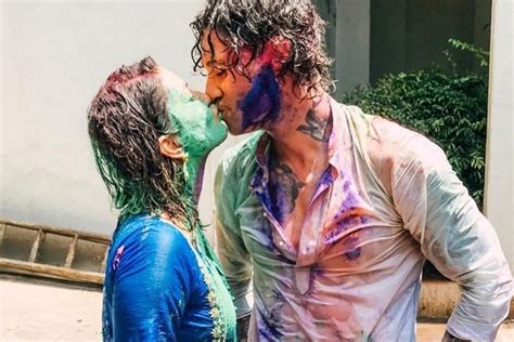 Sunny Leones Holi Kiss With Hubby Daniel Weber