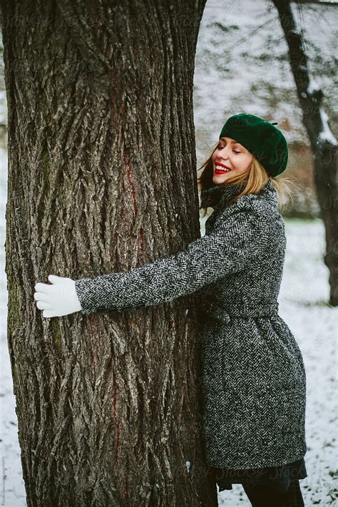 Woman Hugging The Tree Del Colaborador De Stocksy Studio Firma Stocksy