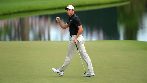 rory mcilroy waves after making par on no 16 during the first round of the 2018 masters
