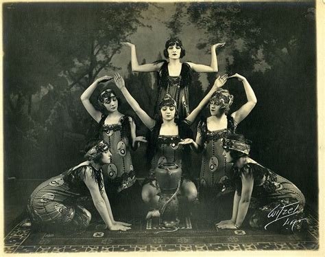 The Snake Charmers 1920s 1920s Photos Vintage Photos Women Vintage