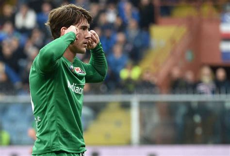 Bek juventus asal belanda, matthijs de ligt (tengah), mengoper bola di bawah tekanan tersaji di stadion allianz, ketiga gol kemenangan fiorentina ke gawang juventus dimiliki oleh dusan vlahovic. Calciomercato Milan, per l'attacco si guarda anche a Firenze