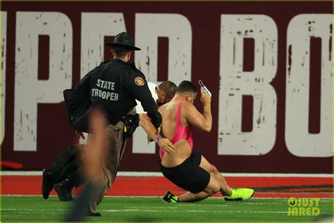 Streaker At Super Bowl 2021 Was Seemingly An Ad See Photos And Video