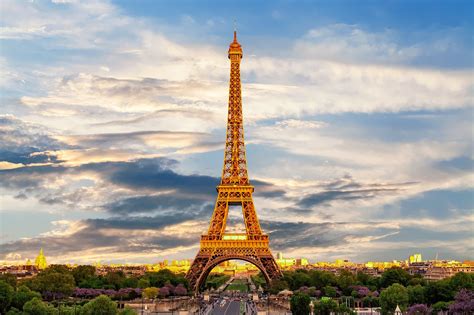 The eiffel tower is an iron lattice tower located on the champ de mars in paris. Torre Eiffel (Turismo) - Cosmicattitute Bienestar | familia