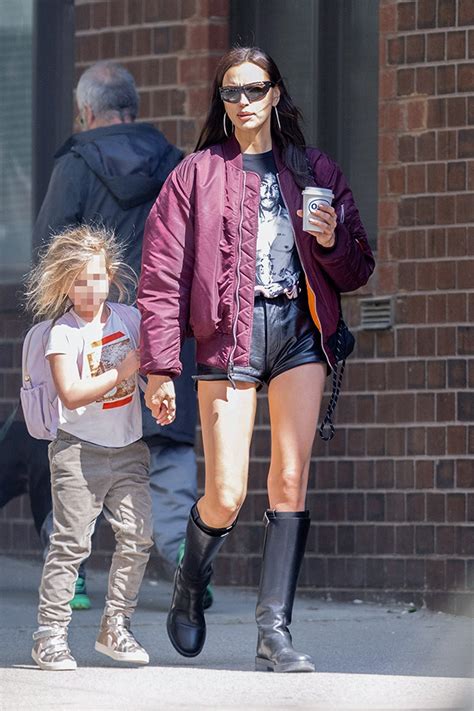 Irina Shayk Rockt Ledershorts In Nyc Mit Tochter Lea Foto Hollywood Life