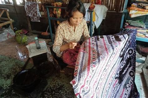 Dari pengrajin batik indonesia yang terbaik, graha batik harapkan dapat di jadikan pilihan motif batik ataupun fashion batik terbaik masa kini. Batik Cirebon-Indramayu, antara Bisnis dan Corak