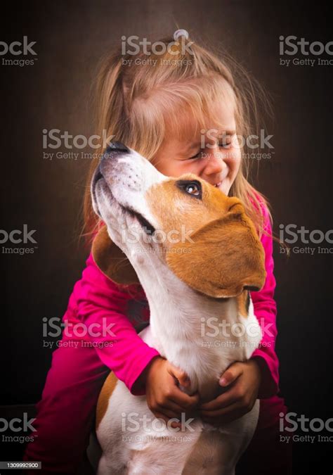 Niño De 2 Años Abrazando Perro Mejor Amigo Feliz Infancia Con La