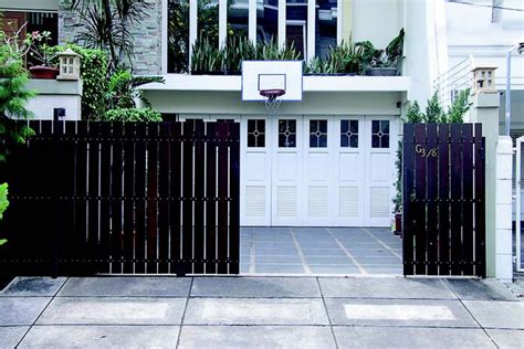 Dari kedua foto tersebut terlihat sebuah mobil mewah berwarna hitam terparkir di depan sebuah rumah yang bisa dibilang cukup mewah. Jangan Parkir Mobil Sembarangan Meski di Jalan Depan Rumah ...