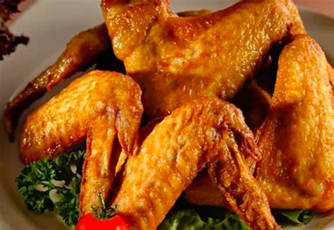 Dada ayam salah satunya sangat populer di kalangan binaragawan dan kelompok masyarakat yang sayap ayam dengan kulit bisa mengandung kalori lebih banyak, yakni 99 kalori dengan 39 persen. Sayap Ayam - Produk Andalan Rumah Daging Bogor