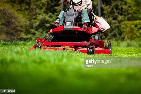 Riding Lawn Mowers Foto E Immagini Stock Getty Images