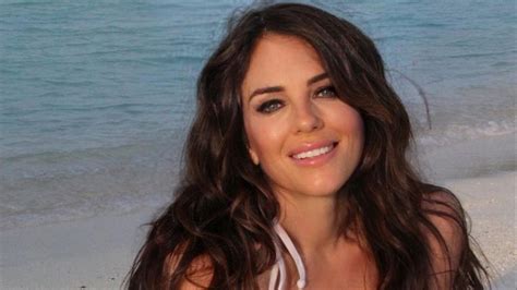 Elizabeth Hurley Sorprendió Con Un Bikini Blanco En Las Playas De Maldivas Durante Unas