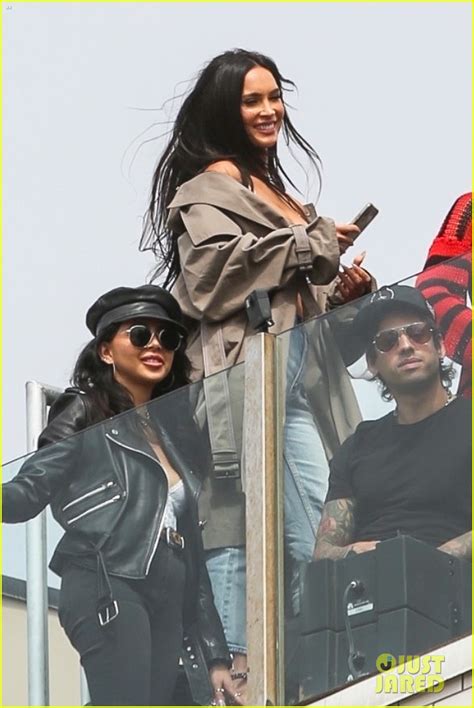 Megan Fox Kourtney Kardashian Addison Rae Attend Machine Gun Kelly Travis Barker S Rooftop