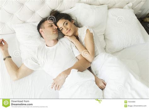 Junge Paare Im Bett Stockfoto Bild Von Liebe Jung Morgen