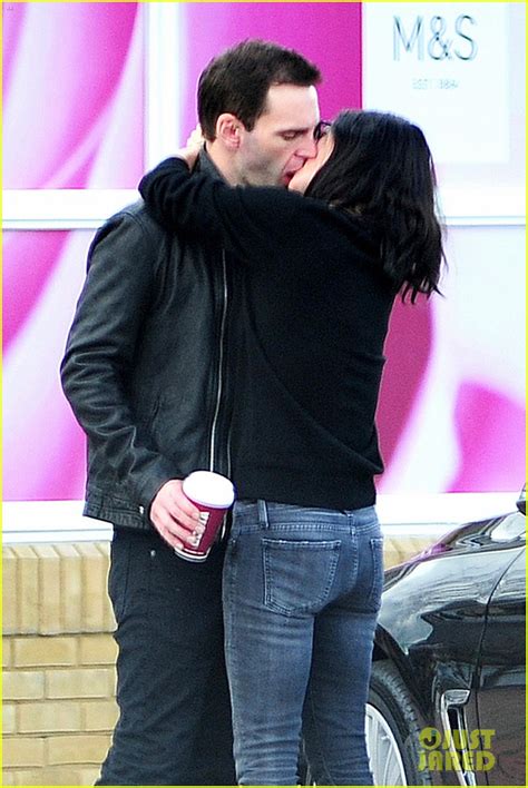 Photo Courteney Cox Kisses Johnny Mcdaid Before Flight Out Of London