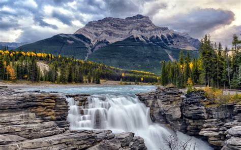 Wodospad Athabasca Falls W Parku Narodowym Jasper W Kanadzie