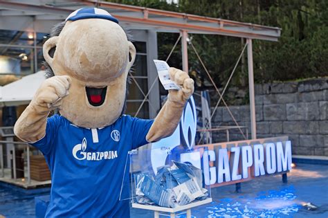 Er ist über zwei meter groß, trägt ein. GAZPROM Erlebnistag mit Fußball Highlights - Presse ...