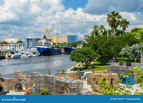 Miami River Cityscape Editorial Stock Image Image Of Boating 98119079