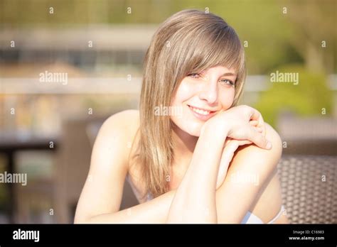 18 year old girl vistiendo un bikini sentada al sol fotografía de stock alamy