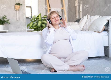 Mujer Embarazada Con Embarazo Avanzado De Gran Barriga En La Música De