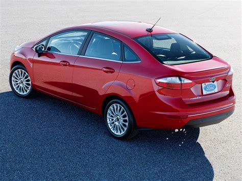Sukar untuk meletak kenderaan kerana pintu yang luas, dan mendarat dan menurunkan penumpang dari barisan belakang kerusi adalah sukar. Fotos de Ford Fiesta Sedan USA 2012