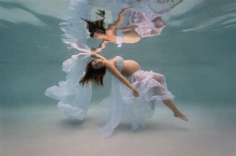 Underwater Maternity Photographer Liz Harlin Photographic