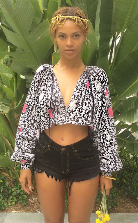 Whoa There Beyoncé Flashes Under Boob In Crop Top—see The Sexy Pic