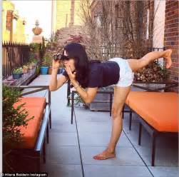 Hilaria Baldwin Performs Yoga Pose On Bathroom Scale While Wearing High Heels Daily Mail Online