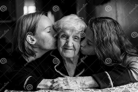 Deux Filles Embrassent Leur Grand Mère Amour Verticale Noire Et Blanche Image Stock Image Du