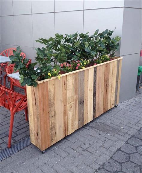 Making a planter box from pallets is an easy and inexpensive project. DIY Recycled Pallet Planter Box | 101 Pallets