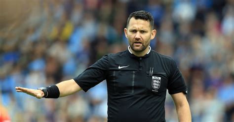 Vô địch bắc mỹ superliga. Angielski sędzia zawieszony. Powód? Kazał grać w "papier ...