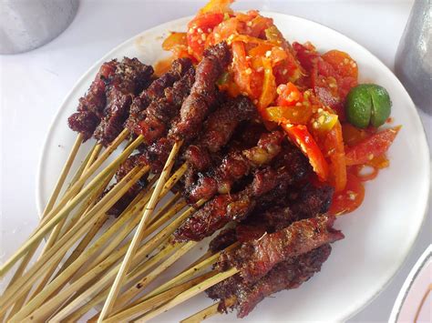 Episode masak kali ini yzmalicious sharing salah satu menu olahan daging kambing. Lezatnya Aneka Sate Khas Indonesia