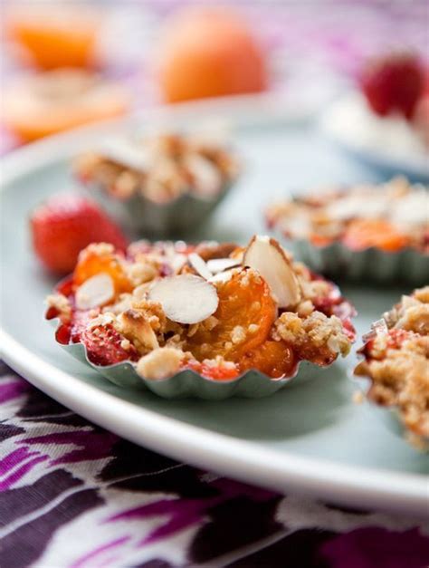 It's something you can quickly throw together with too much fuss. Apricot, Almond & Strawberry Crumble | Rezept | Rezepte ...