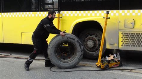 İstanbulda otobüsün arka tekeri fırladı