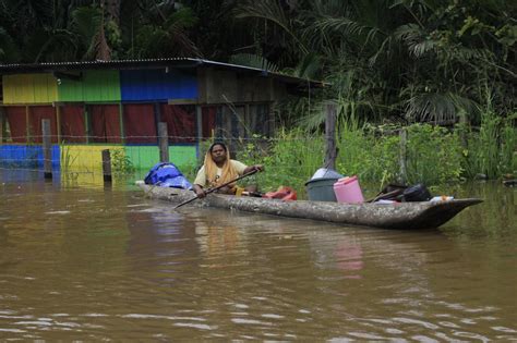 Indonesia Floods Landslides Toll Crosses 107 Asian Lite Uae