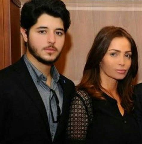 راغب علامة فنان ومغني لبناني كبير، يعد من ألمع المطربين في سماء الأغنية العربية، قدم خلال مسيرته الفنية العديد من الألبومات الرائعة من أبرزها توأم روحي، وألبوم. جولولي | زوجة راغب علامة توجه رسالة خاصة لنجليها بعد وفاة ...