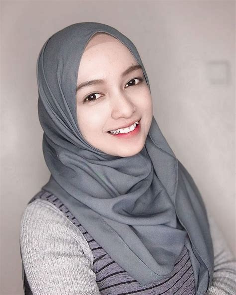 Pin Oleh Krazix Di Hijab Di 2020 Model Pakaian Hijab Wanita Cantik Model Pakaian