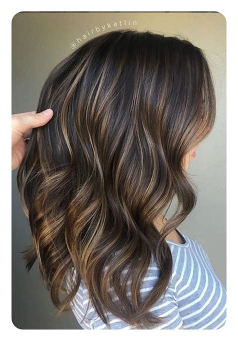 The long textured slicked back hair with high fade and line up on the sides is simply augmented by the contrast between the blonde and darker hair colors. 79 Super Black Frisuren mit Highlights | Hair styles, Hair ...