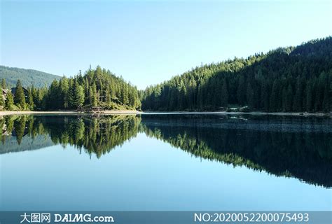 蓝天下的湖泊和山林美景摄影图片大图网图片素材
