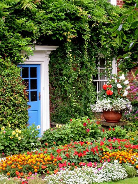 15 Vibrant Cottage Garden Layouts To Enchant You Decor