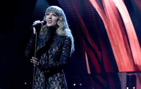 Where To Watch 2021 Rock And Roll Hall Of Fame - Taylor Swift performs Carole King's 'Will You Love Me Tomorrow?' at