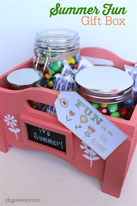 I don't make these open topped gift boxes nearly often enough, and i like the style because they can be so decorative. "Fun is in Full Bloom!" Summer Goodie Gift Box Idea - I ...