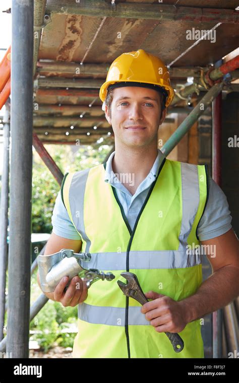 Builder Putting Up Scaffolding Stock Photo Alamy